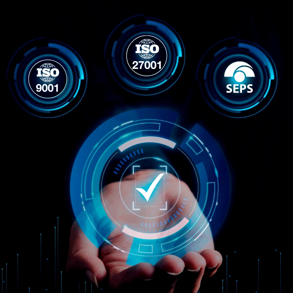 Logos de certificaciones digitales sobre una mano