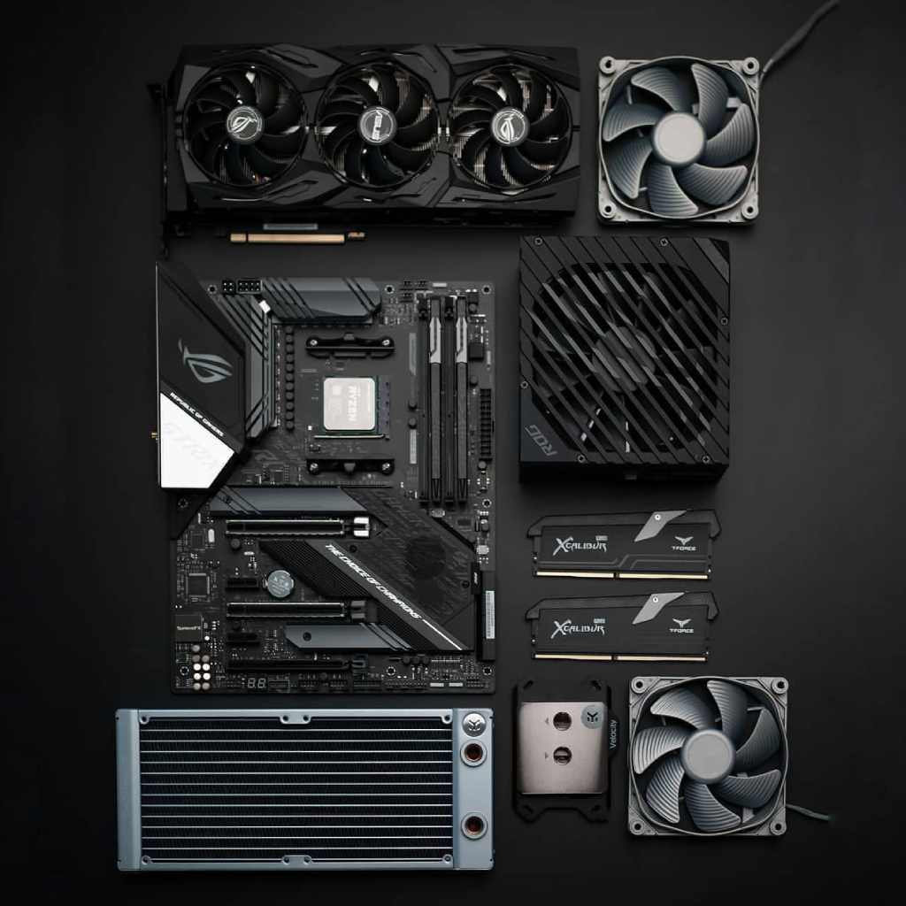 Imagen de componentes de computador ordenados sobre unamesa de fondo negro